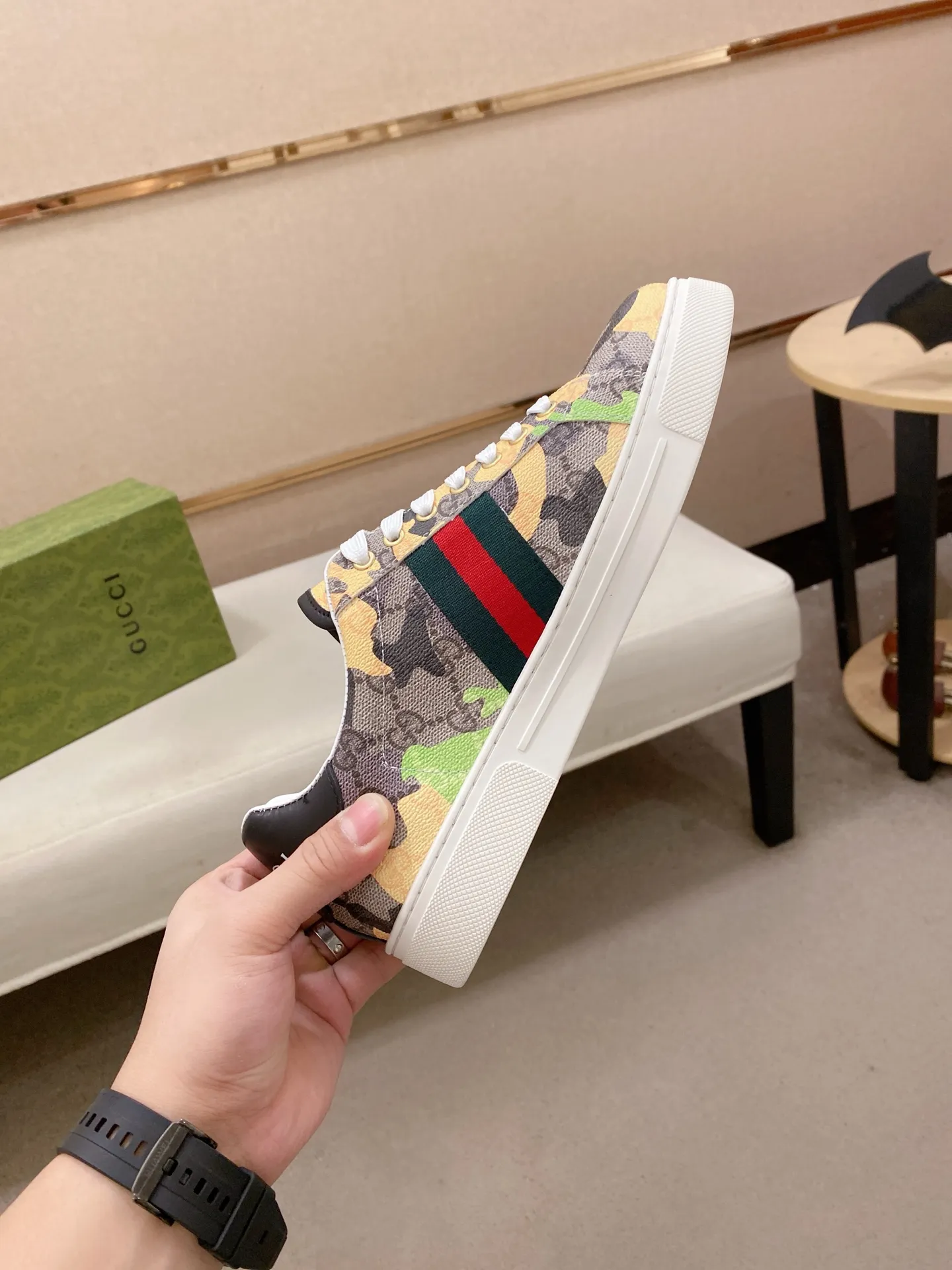 Factory price: 480💰 (GUCCI) The latest model from the official website 🎁🎁Casual and fashionable men's shoes👟, hot style 💥The version is simple and elegant, exclusive for trendy men. Unique official website latest brand elements 👑Gucci original decoration, fashionable and generous, the fabric is original cowhide ✅sheepskin lining, the official website specifies wear-resistant casual outsole, the classic model is taken in kind at the counter🎬38-44 (45 is not returned or exchanged)
